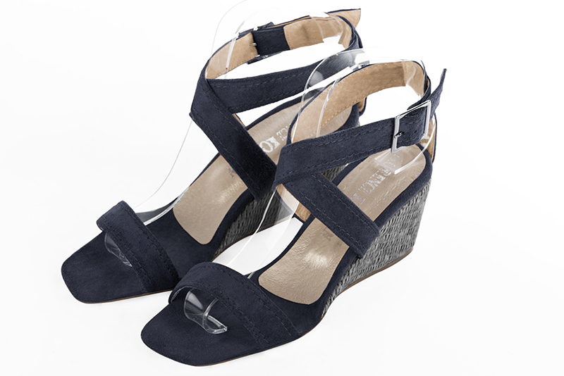 Navy blue women's fully open sandals, with crossed straps. Square toe. Medium wedge heels. Front view - Florence KOOIJMAN